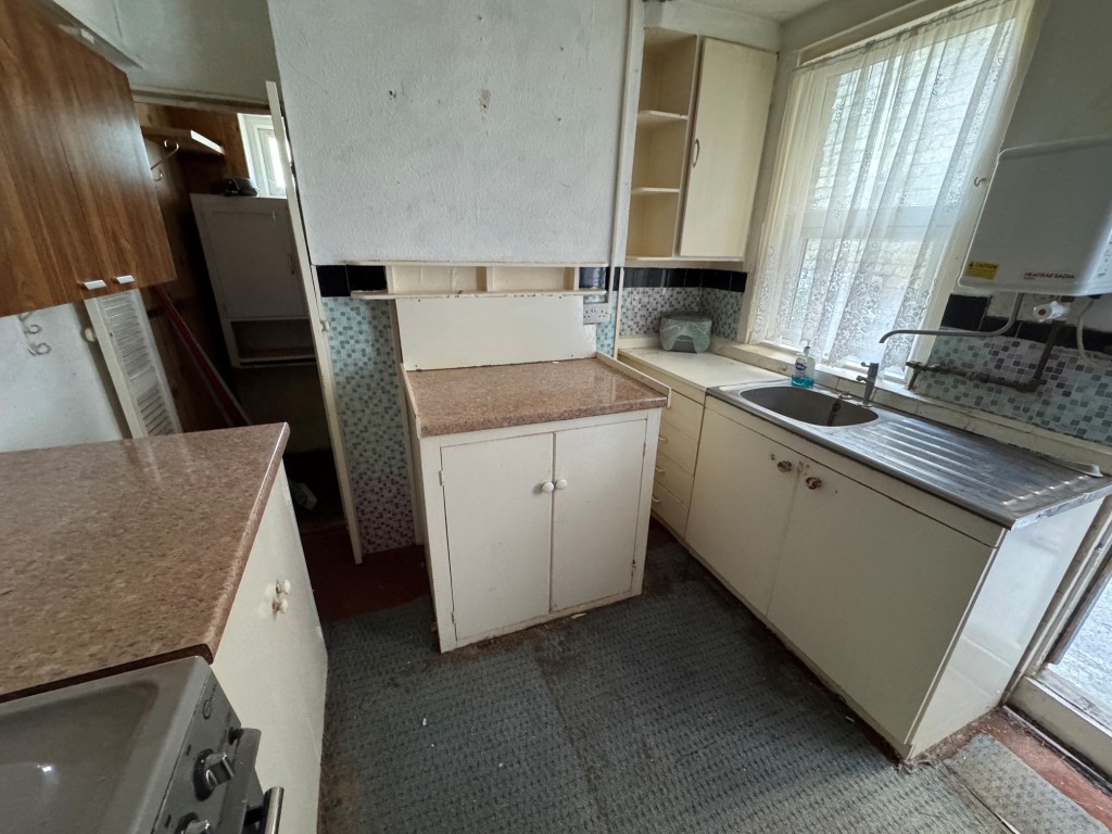 Lot: 185 - TERRACE HOUSE FOR IMPROVEMENT - Kitchen
